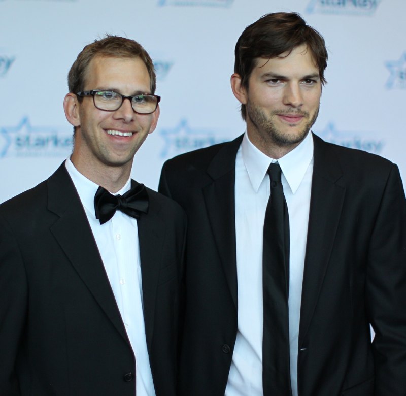 Ashton kutcher brother michael