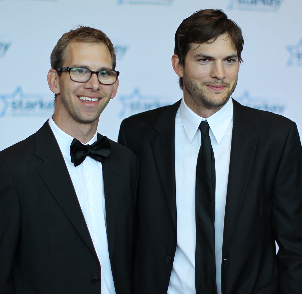 Ashton kutcher brother michael