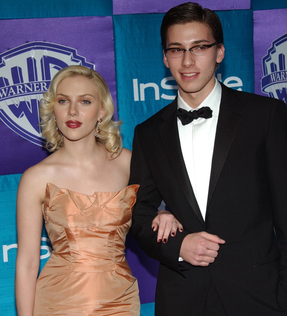 Scarlett johansson hunter twin brother