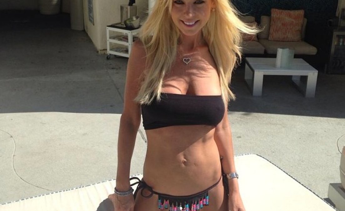 Tara reid body stomach