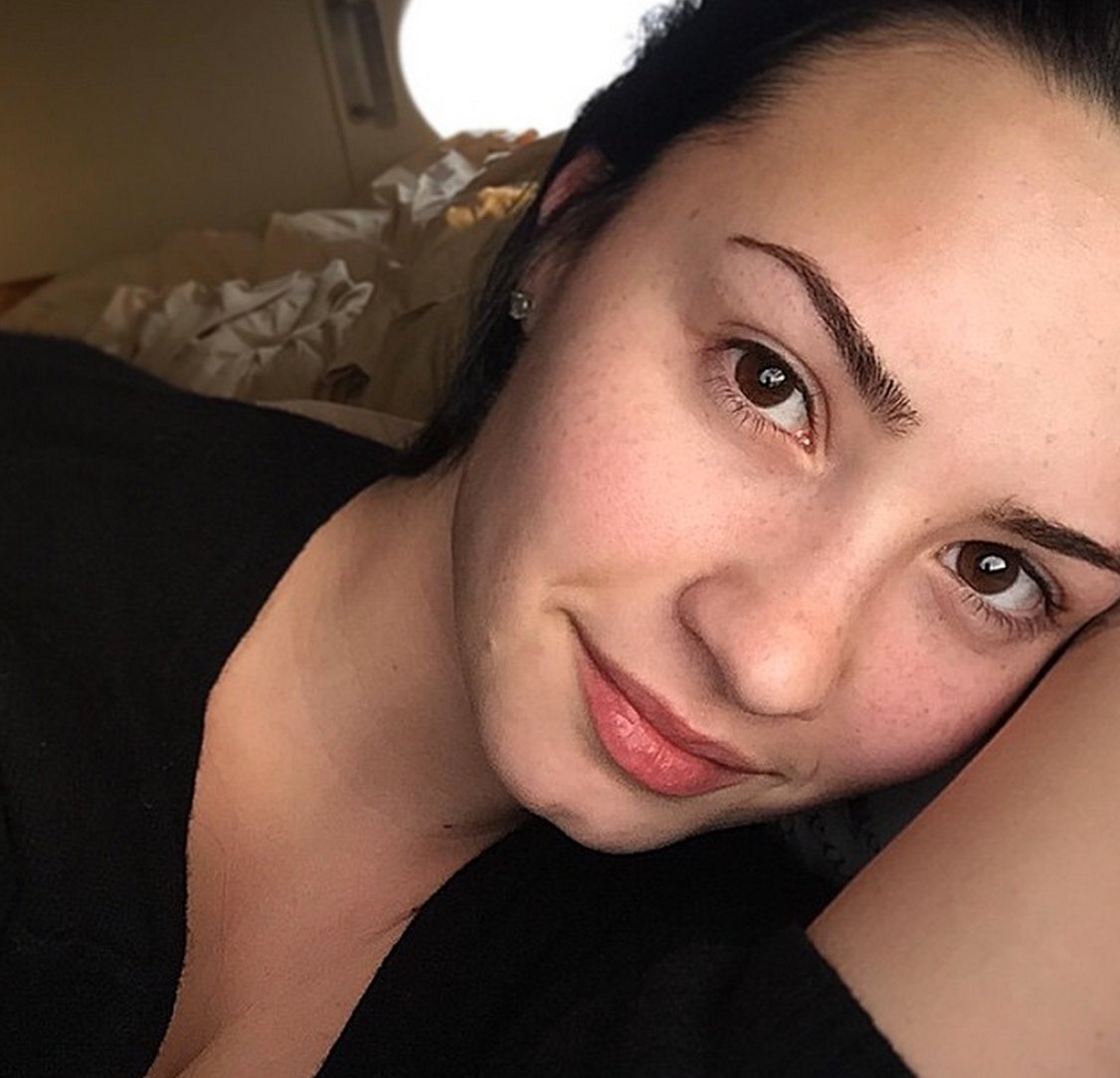 Demi lovato makeup free