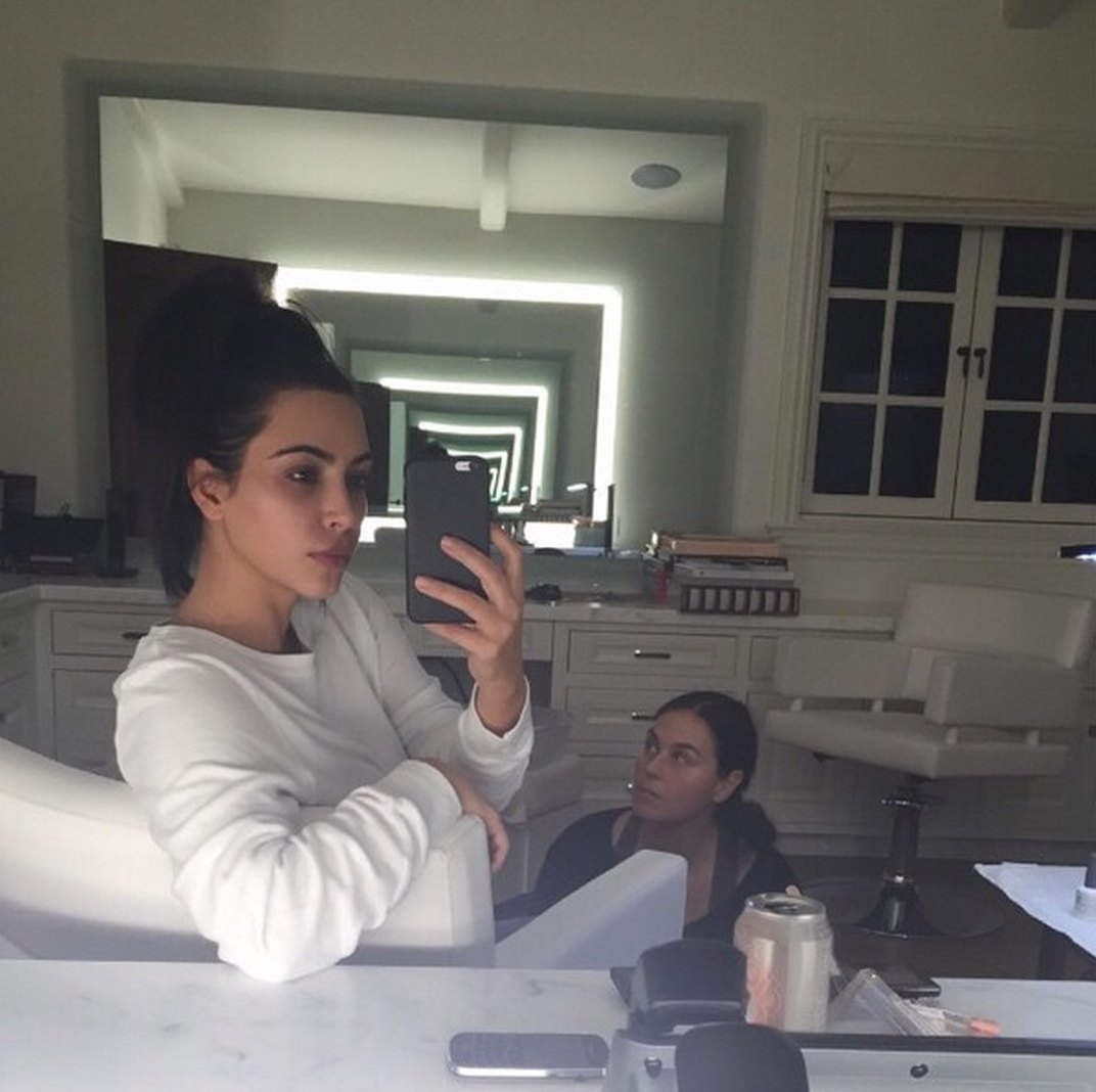 Kim kardashian no makeup selfie