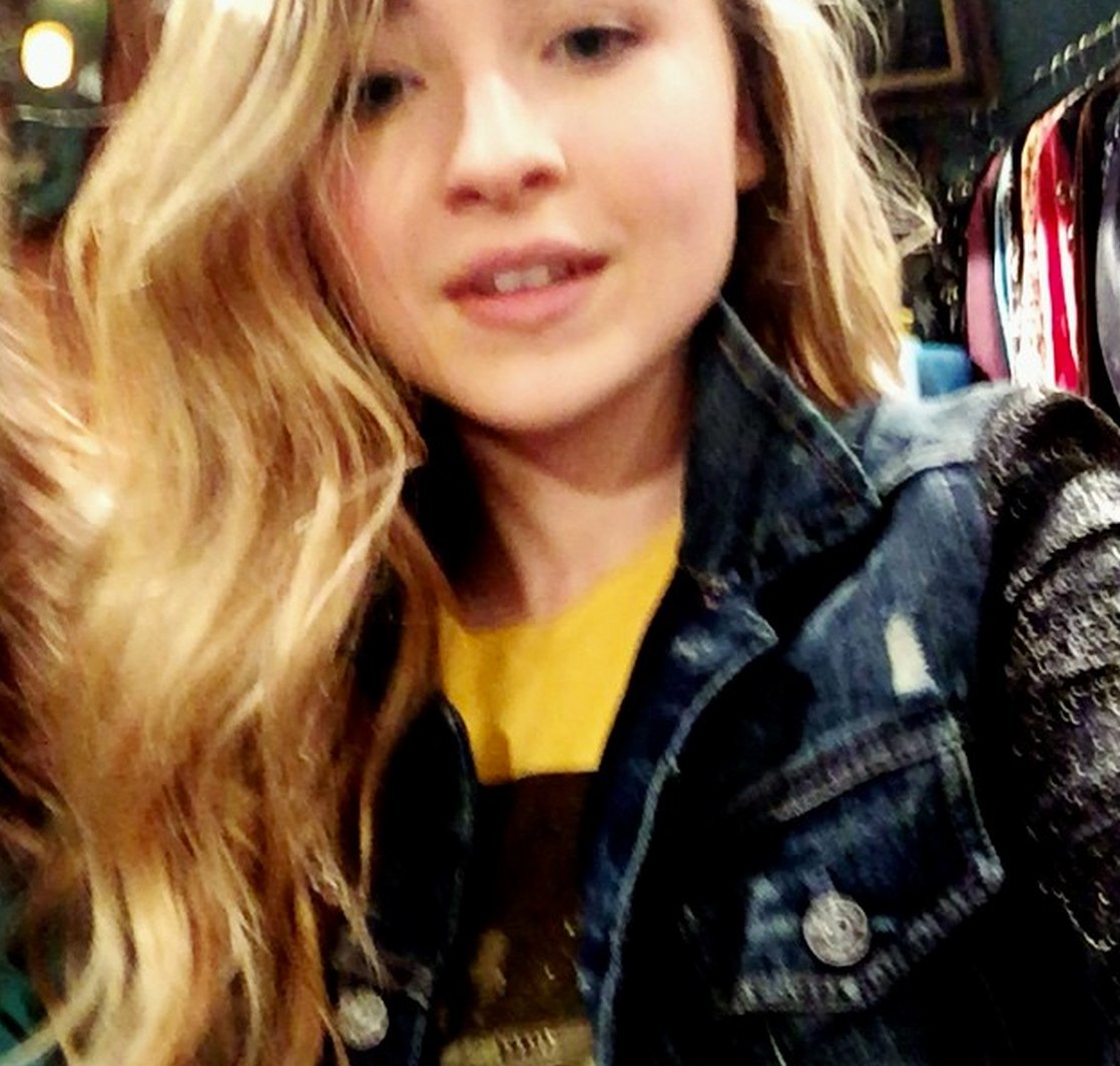 Sabrina carpenter makeup free