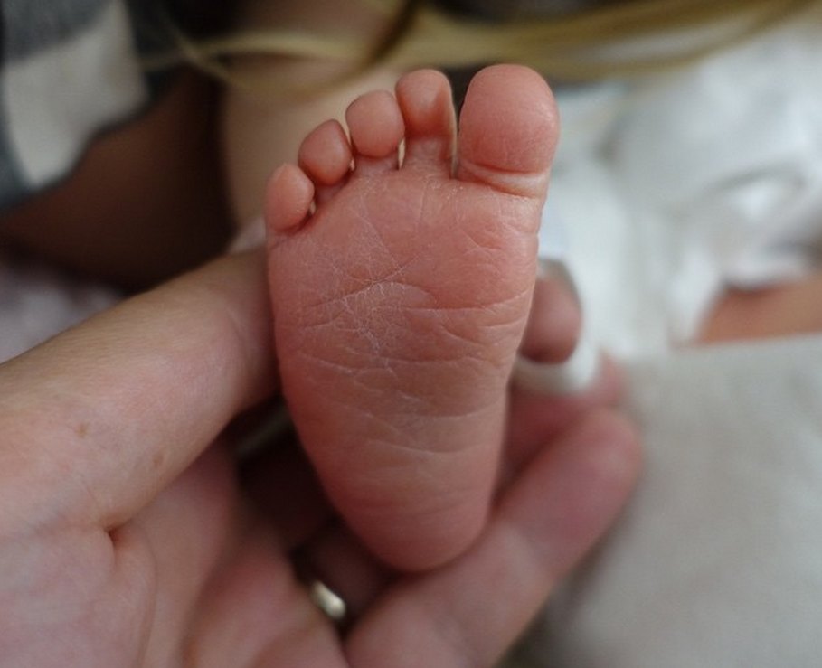 milla jovovich baby feet