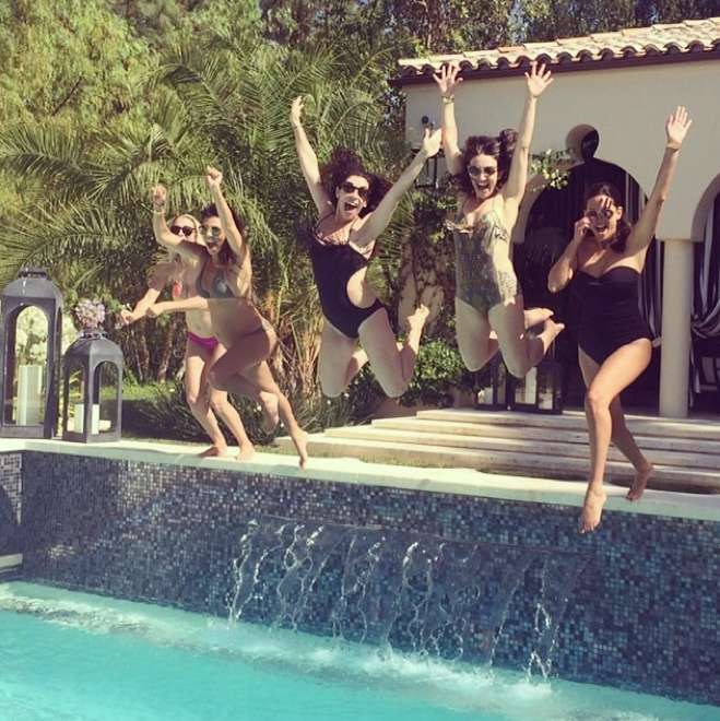 Kourtney kardashian baby bump bikini