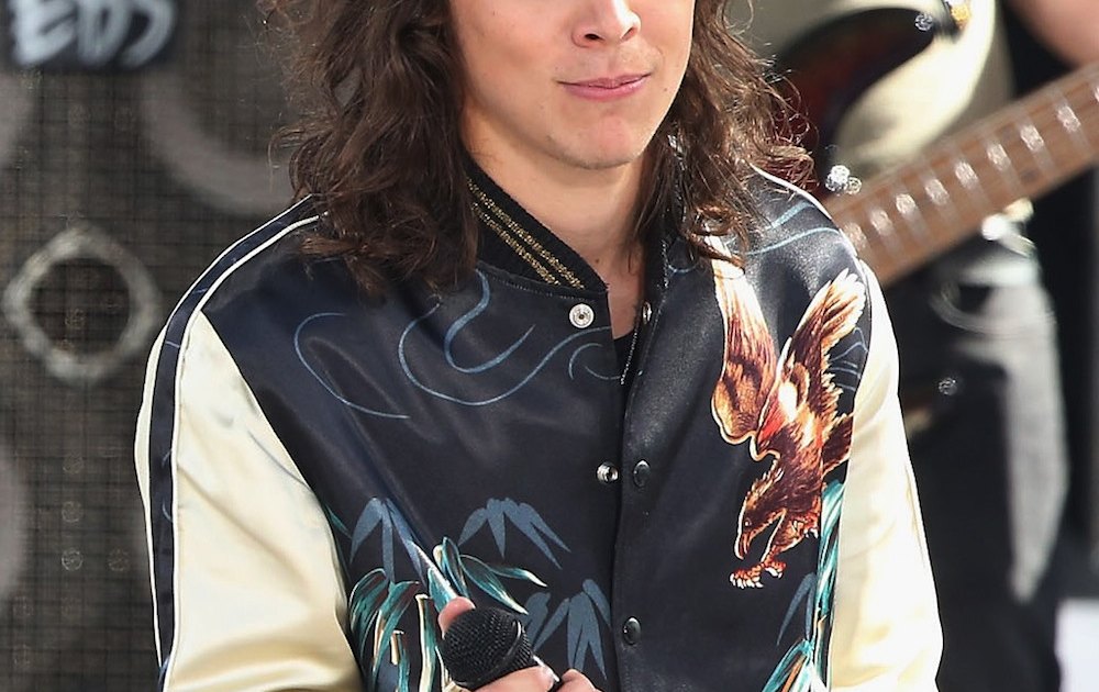 Harry Styles With Straight Hair Kind of Looks Like the Prince From 'Beauty  and the Beast' - Life & Style