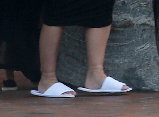 kim kardashian ankles 2