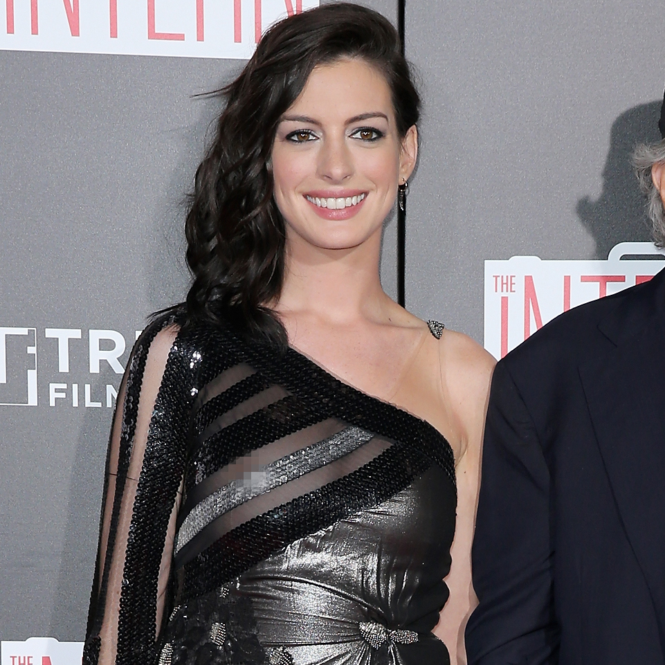 Anne hathway wardrobe malfunction