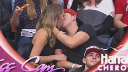 Kiss cam pizza eater