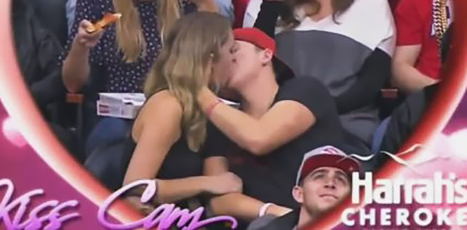 Kiss cam pizza eater