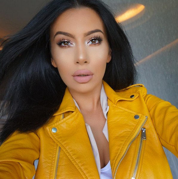 Kim kardashian lookalike 8