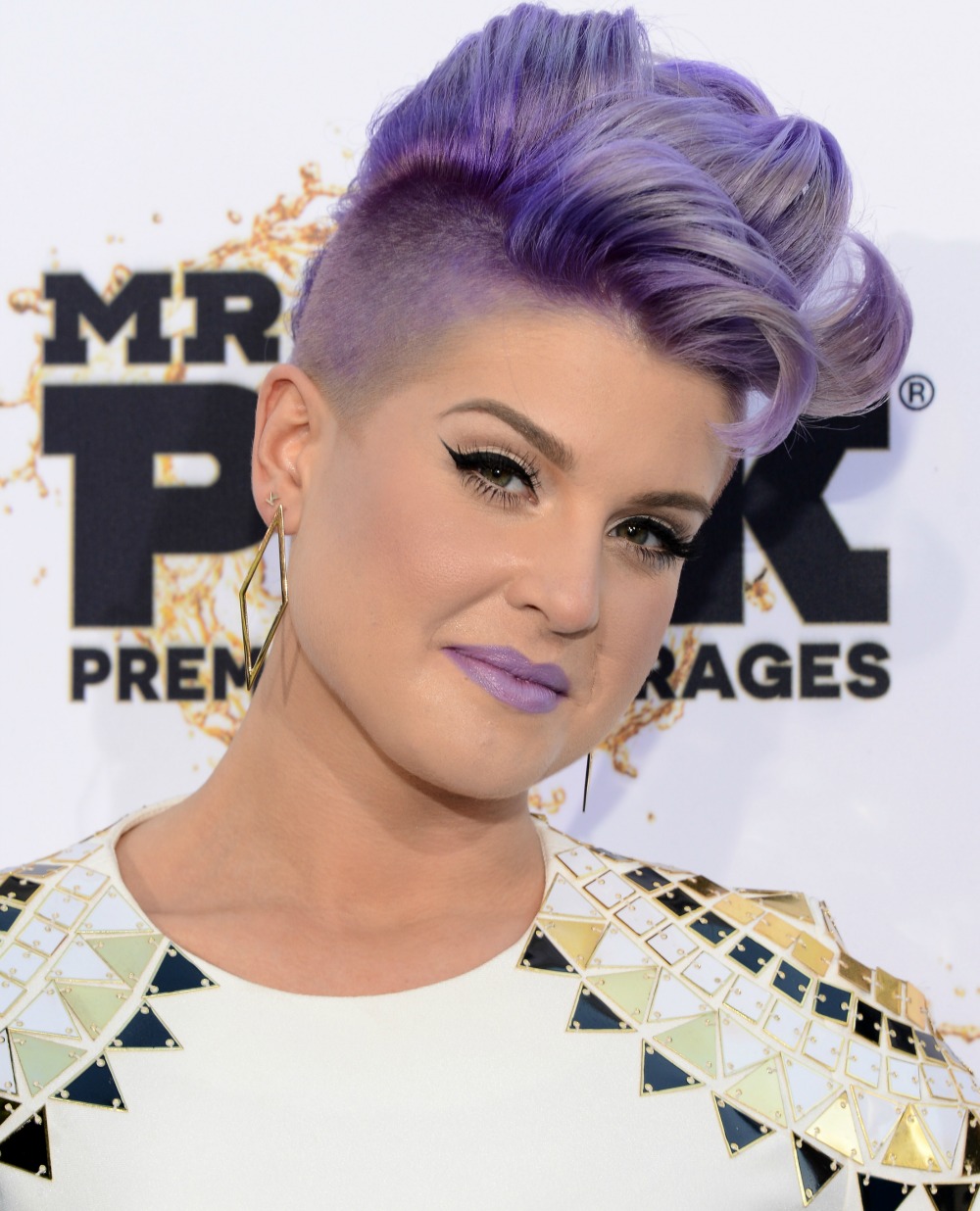 kelly-osbourne-gets-another-tattoo-on-her-head-find-out-its-beautiful