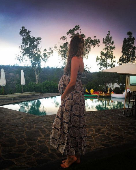 Behati prinsloo baby bump