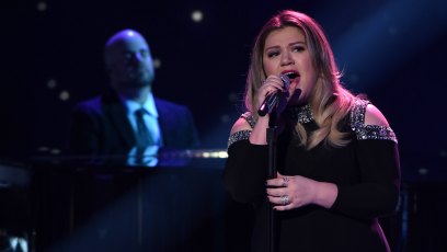 Kelly clarkson singing