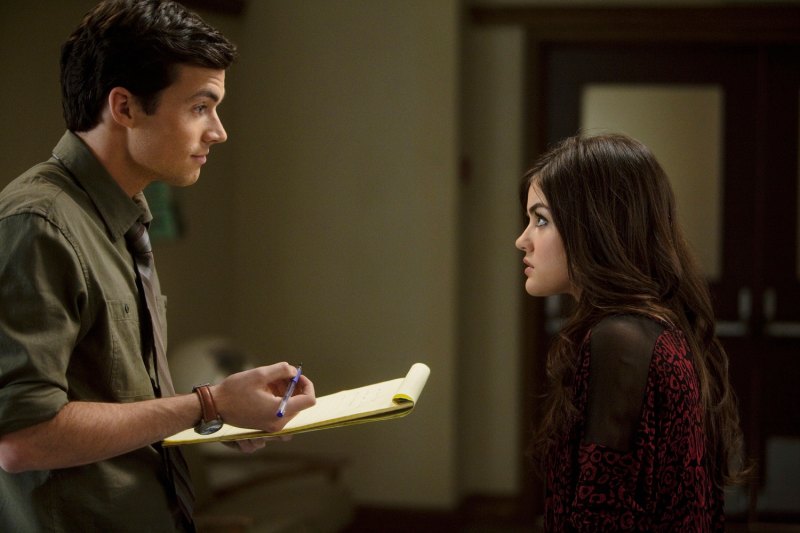 Aria ezra pll season 1
