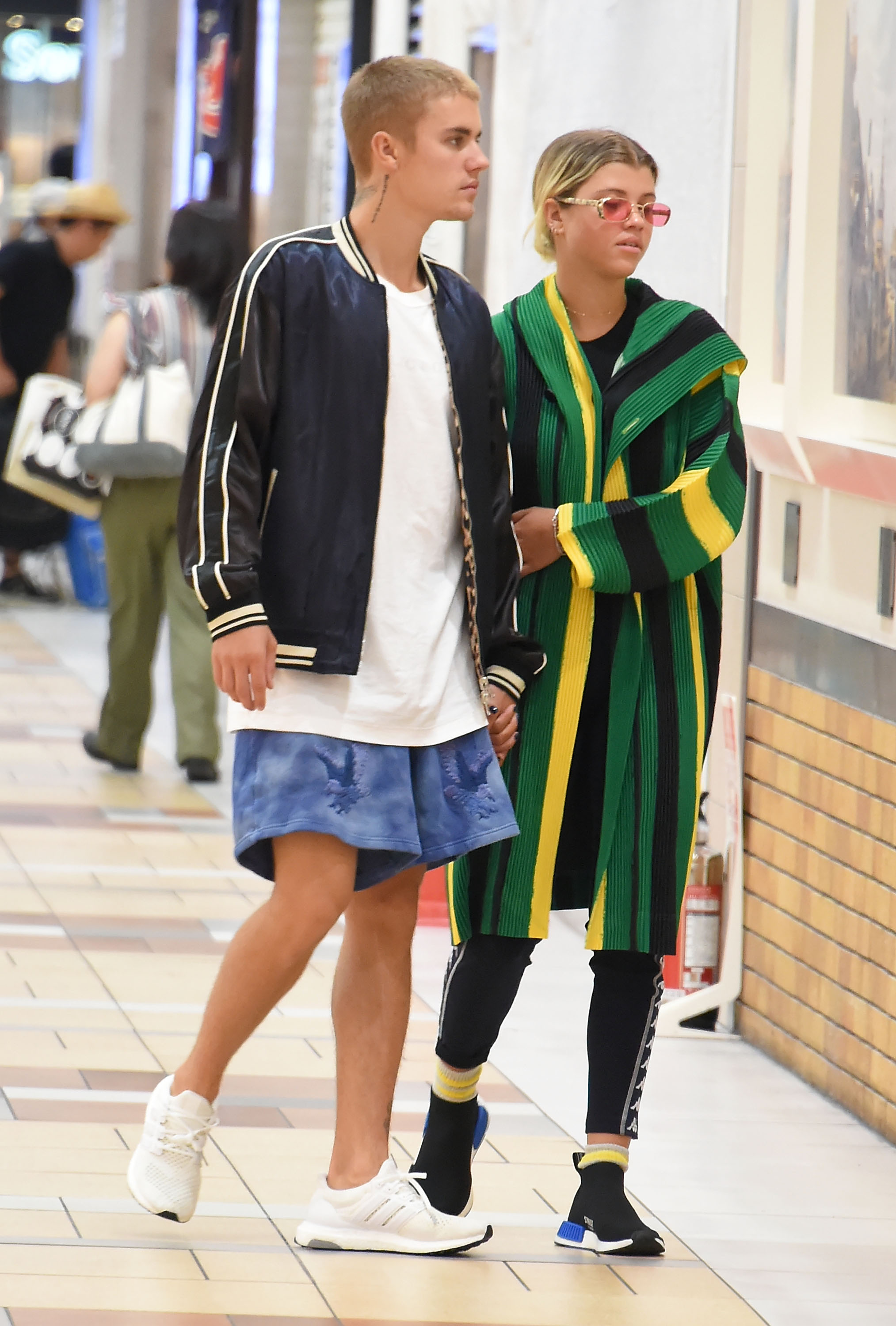 Justin bieber and sofia richie holding hands 3