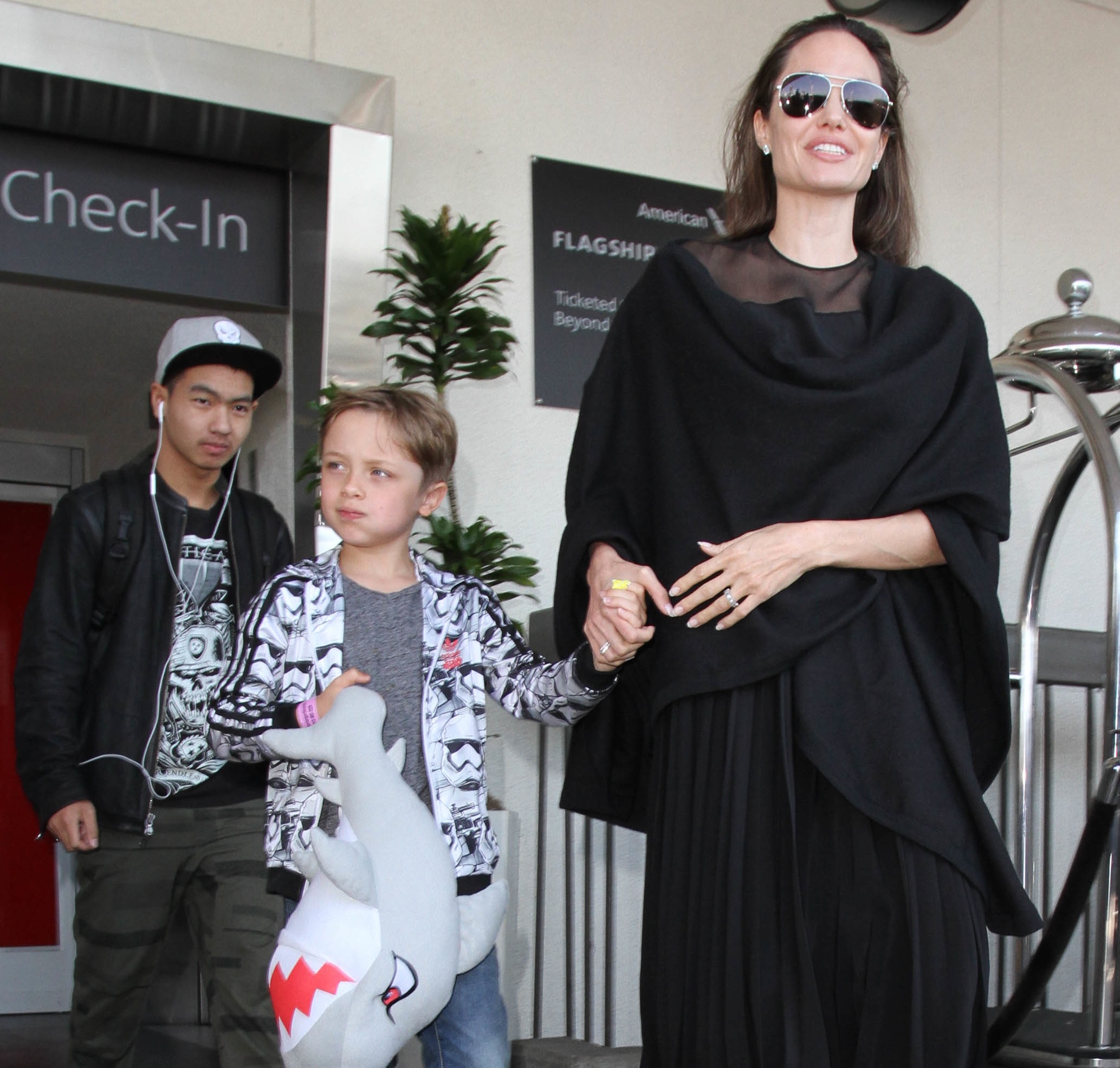 angelina jolie maddox knox splash