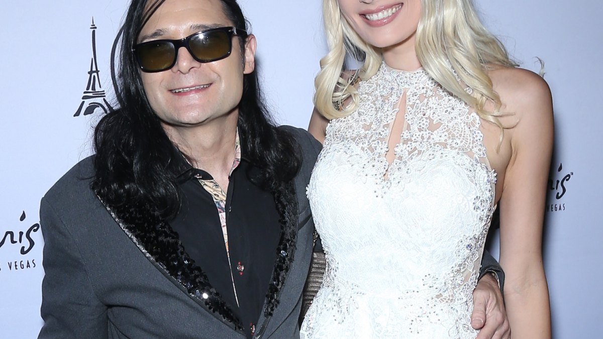 Corey feldman marries girlfriend courtney anne