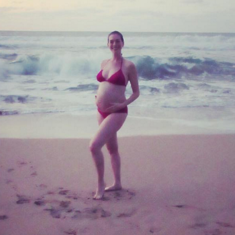 Anne hathway pregnant bikini
