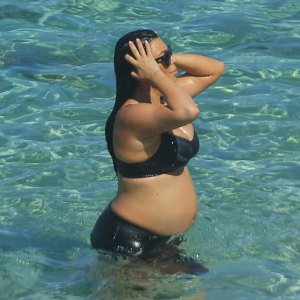 Kim kardashian pregnant bikini