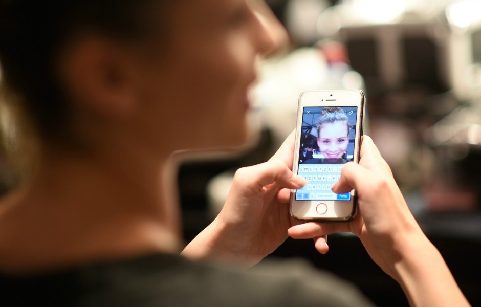 Man sues date texting