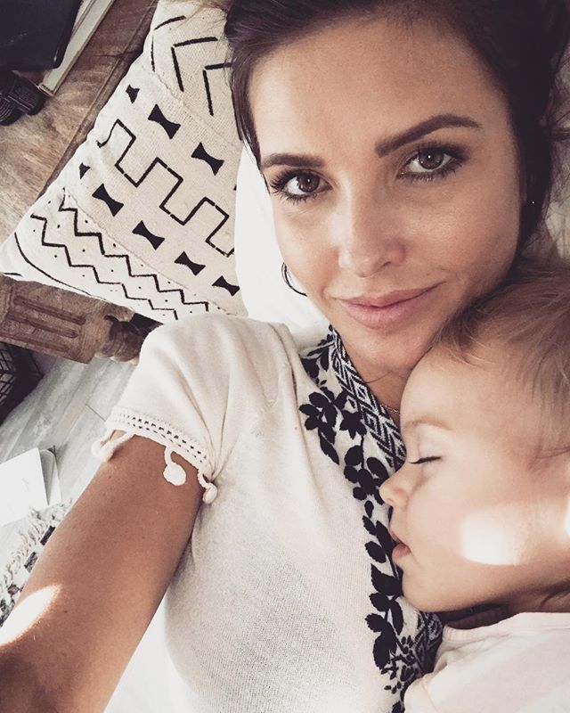 Audrina Patridge Takes Selfie Cuddling With Daughter Kirra in Bed