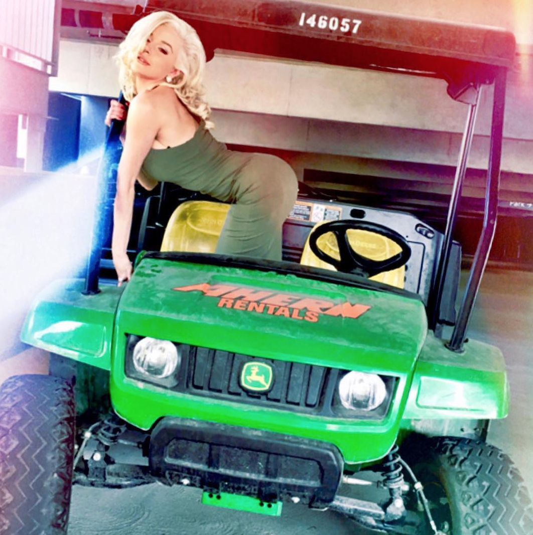 Courtney stodden drive a car