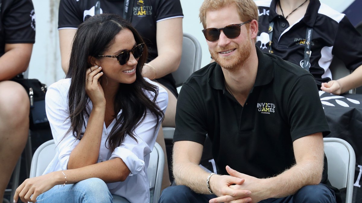 Prince harry kisses meghan markle invictus games