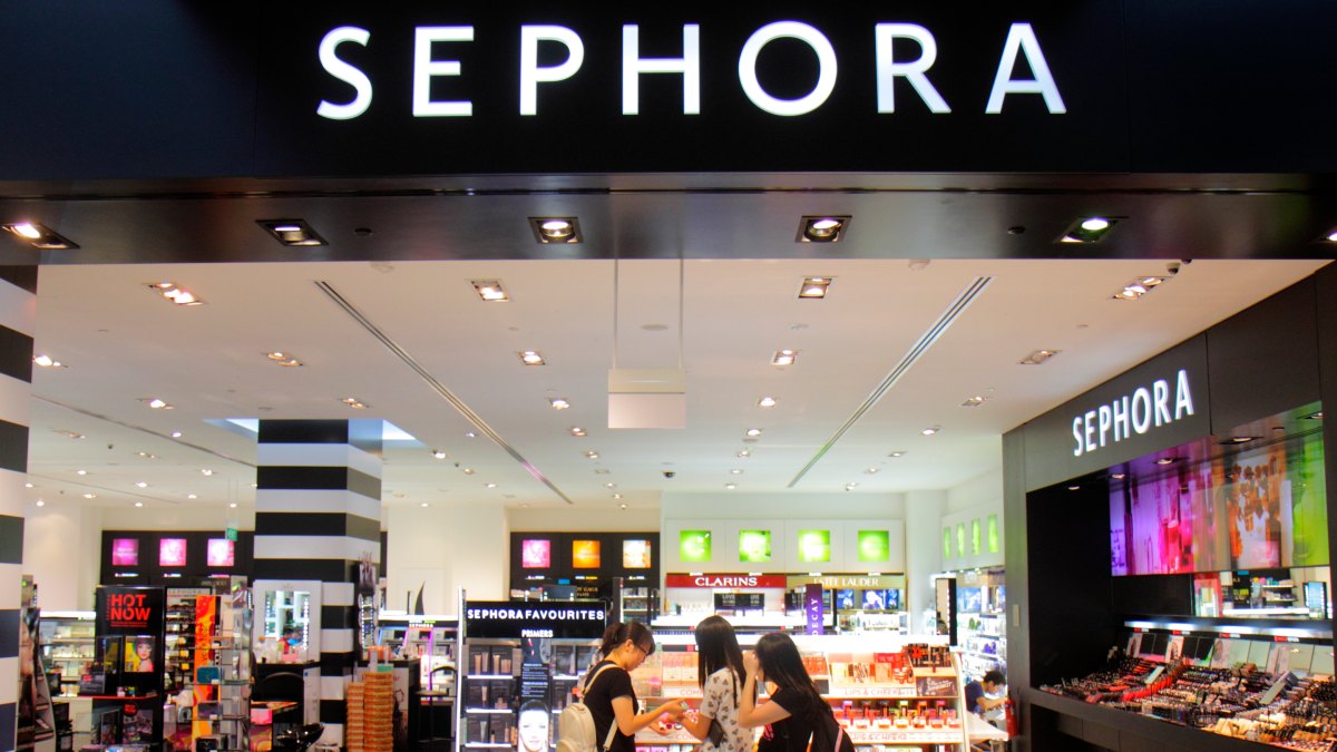 Child destroys makeup at sephora 2