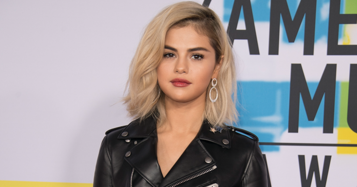 Selena Gomez Debuts Blonde Hair at the American Music Awards