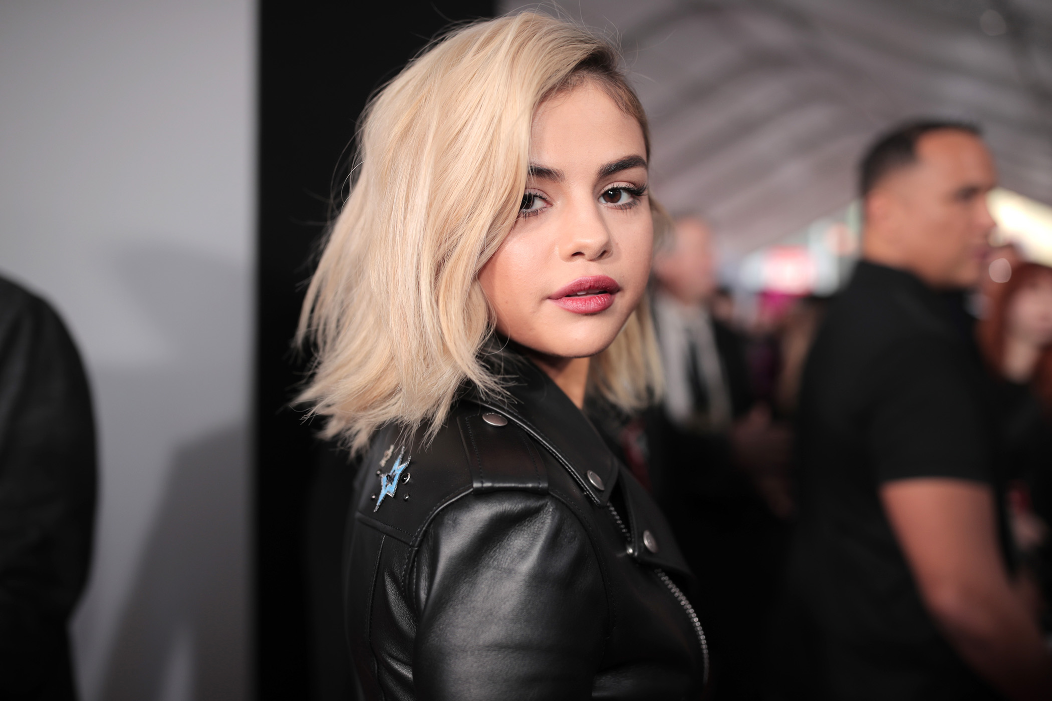 selena amas blonde 