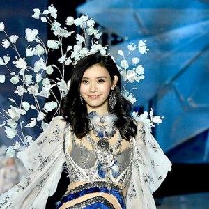 Vs fashion show model falls