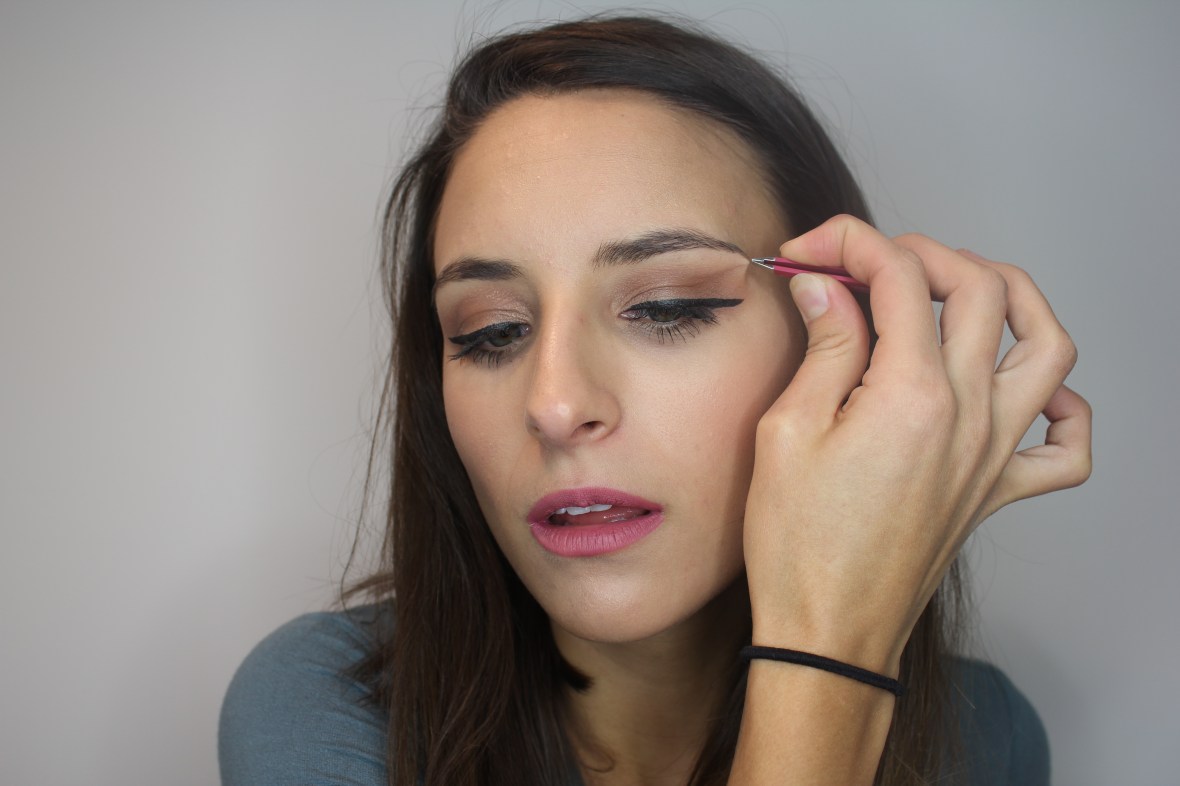 Does Eyebrow Waxing Hurt? How to Do Brows at Home
