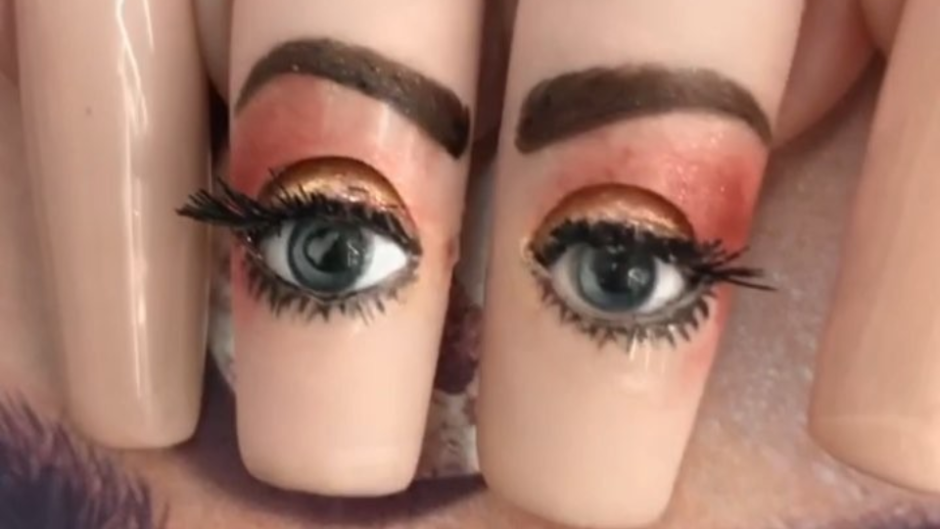 Beauty trend blinking eyeball nail art instagram