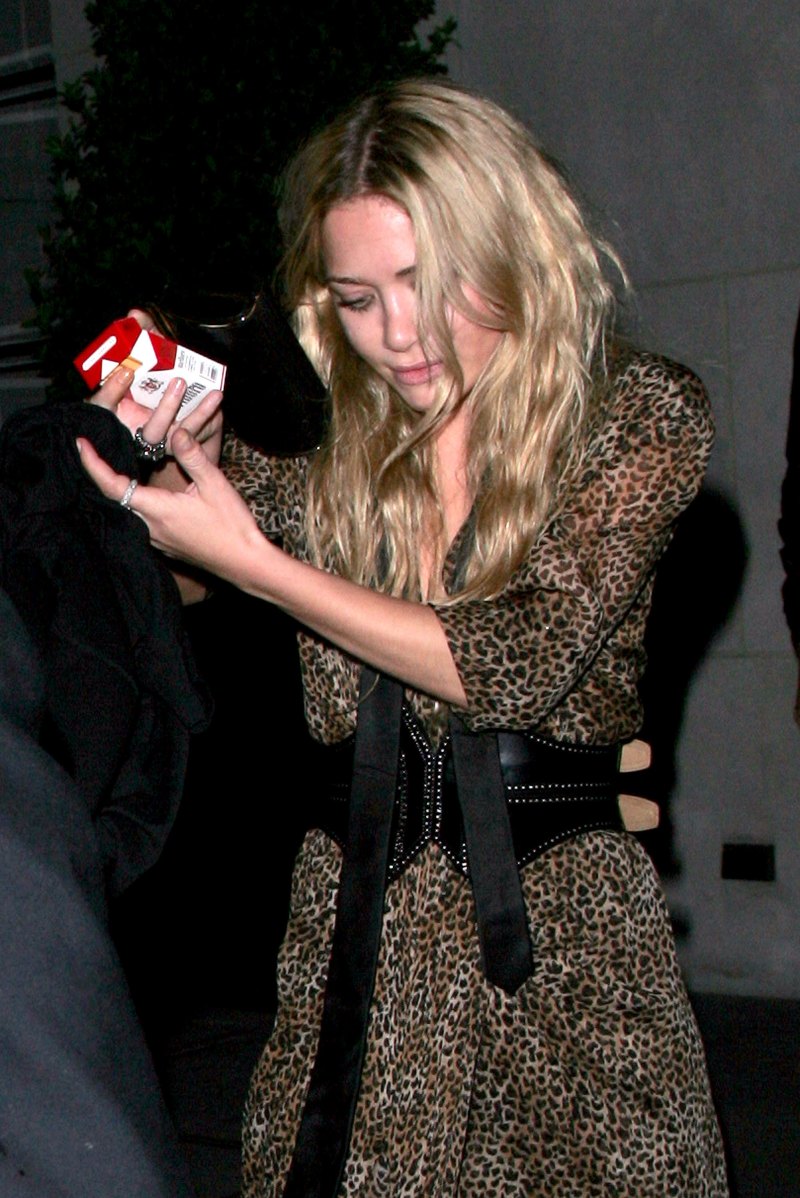 Mary kate olsen with marlboro reds
