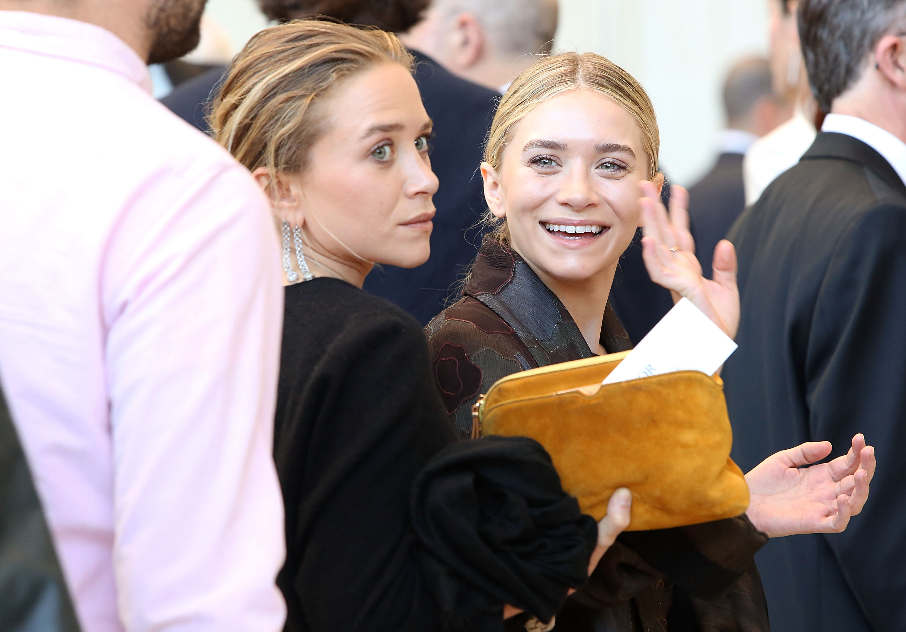 Olsen Twins Smiling: Rare Pics Where Mary-Kate and Ashley Emoted | Life ...