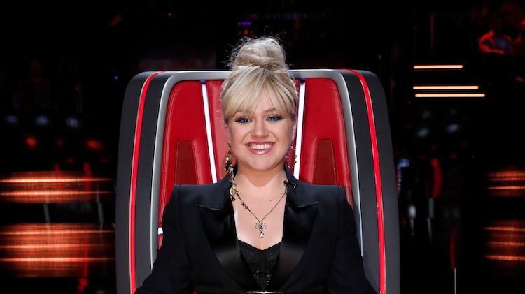 Kelly clarkson pregnant during the voice