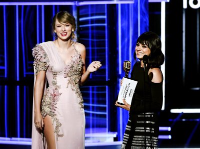 mila kunis taylor swift getty images