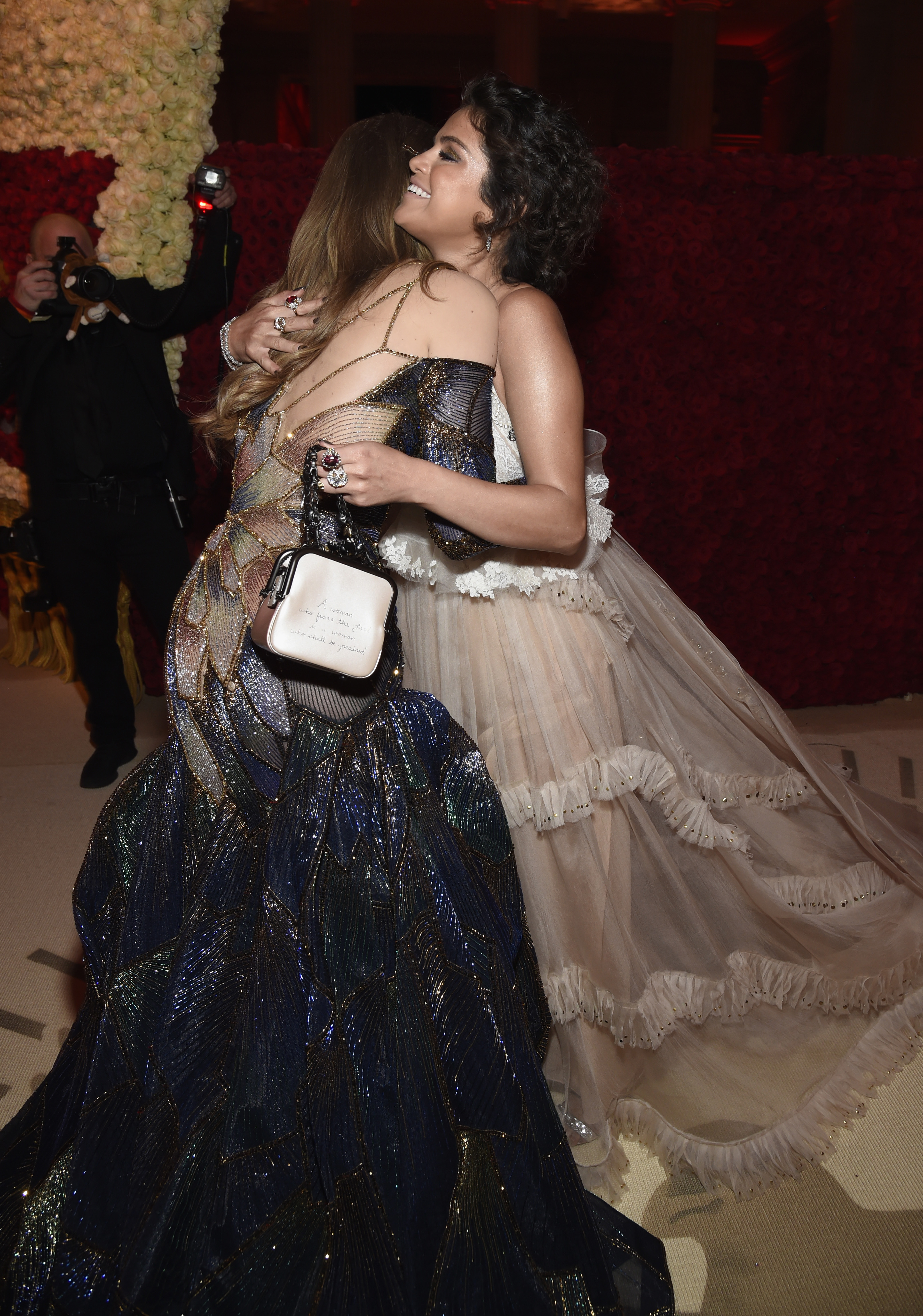 selena gomez gigi hadid hug