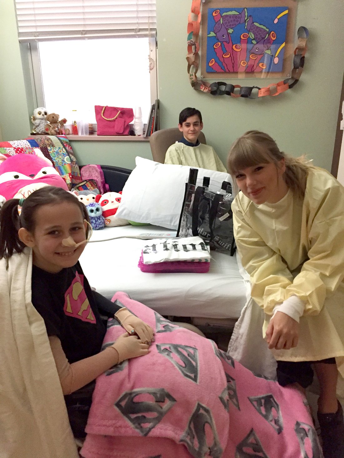taylor swift visits hospital taylor swift visits hospital