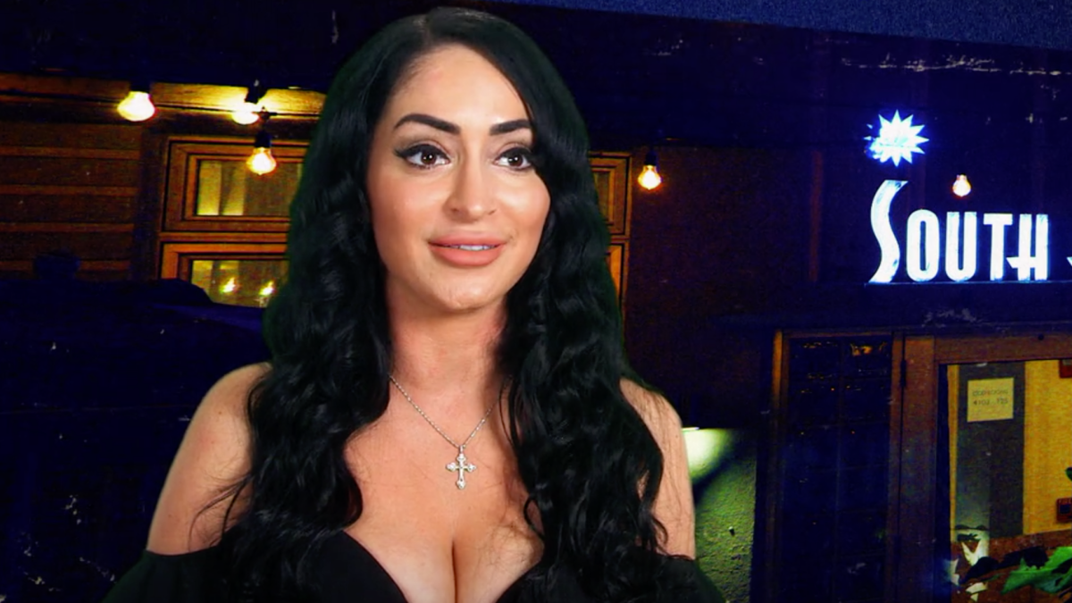 Does angelina stay on jersey shore teaser