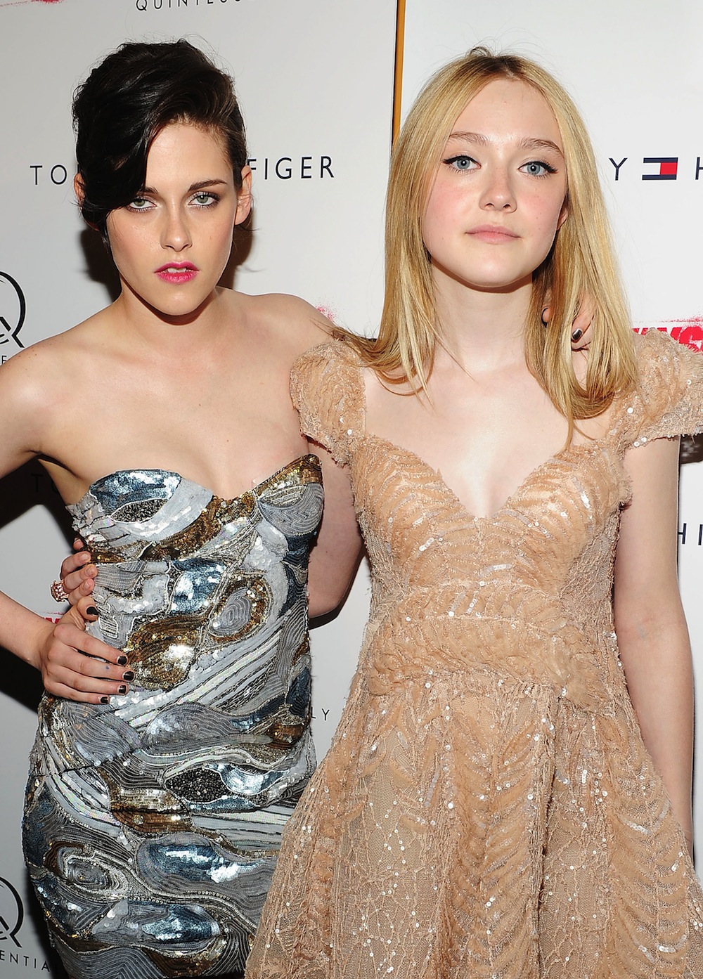 Kristen stewart dakota fanning kissing