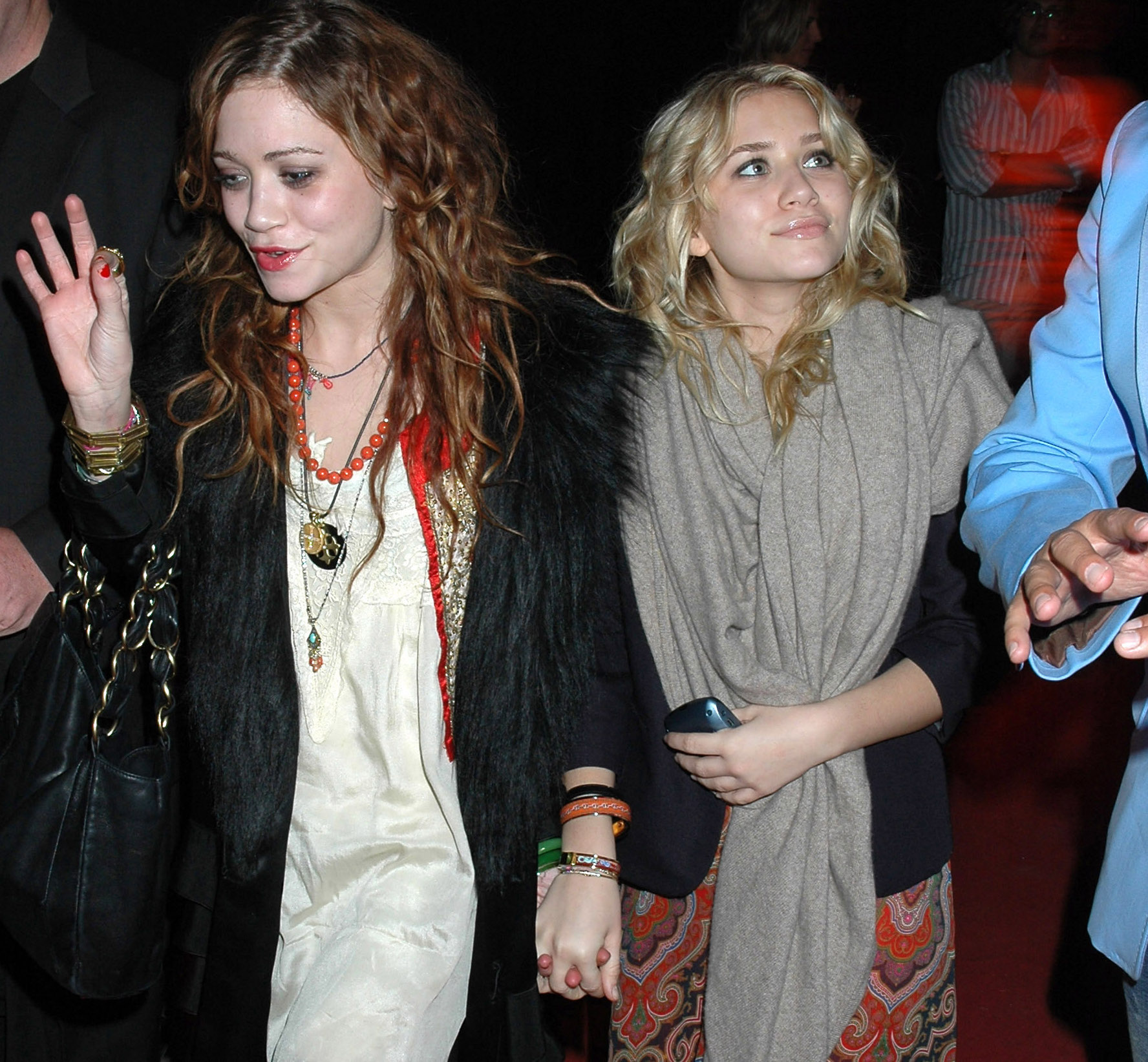 Mary kate and ashley hand squeeze