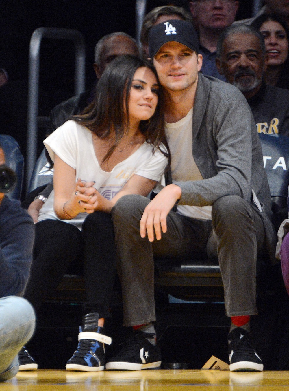 Mila kunis ashton kutcher pregnant