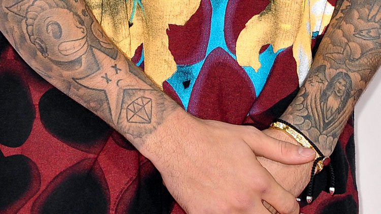 Fans compare Hailey Baldwins Justin Bieber tattoo to Selena Gomezs ring