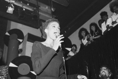 whitney-houston-early-performance whitney-houston-early-perfomance