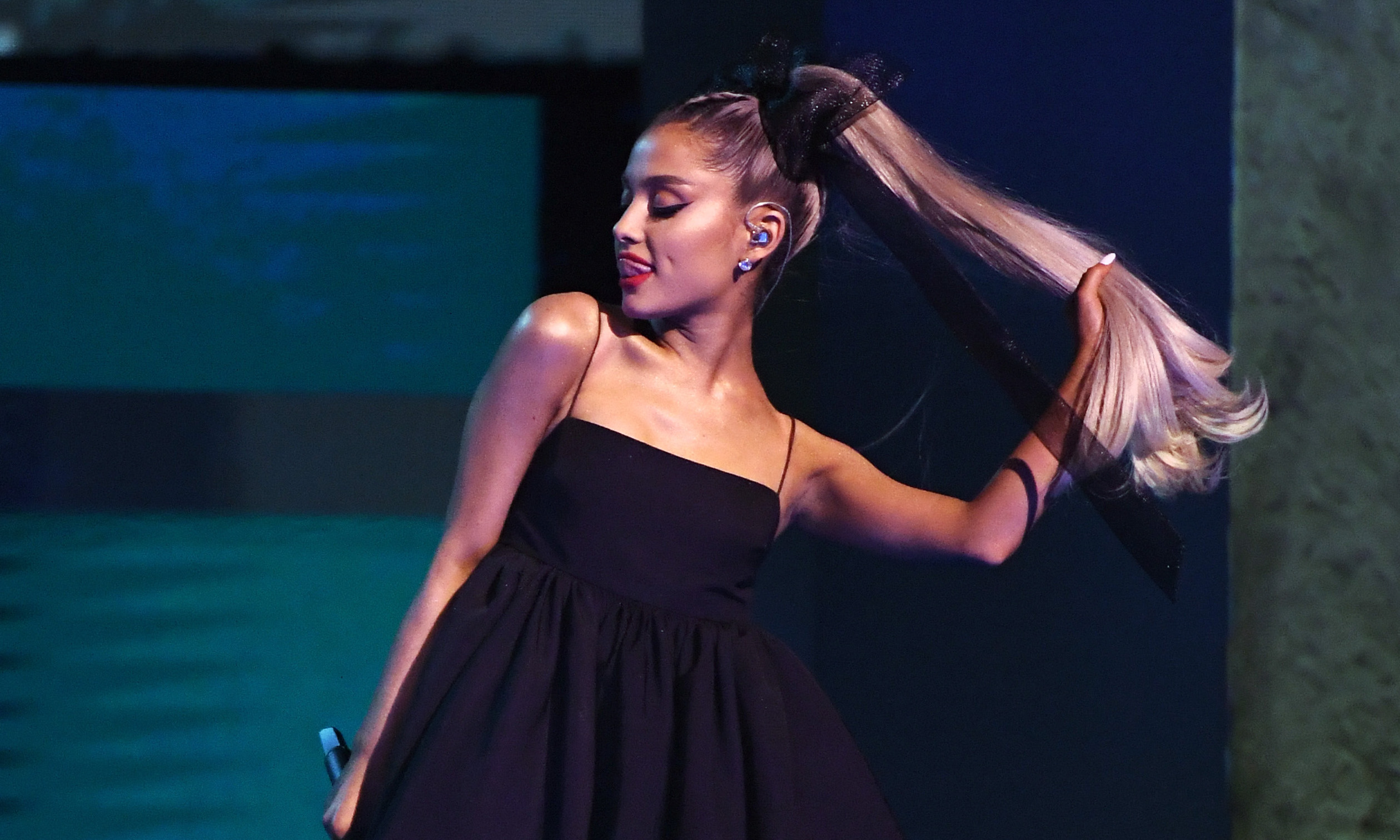 Ariana Grande Deletes Tweets After Roasting Fan Who Leaked