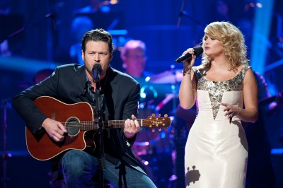 Blake Shelton and Miranda Lambert performing