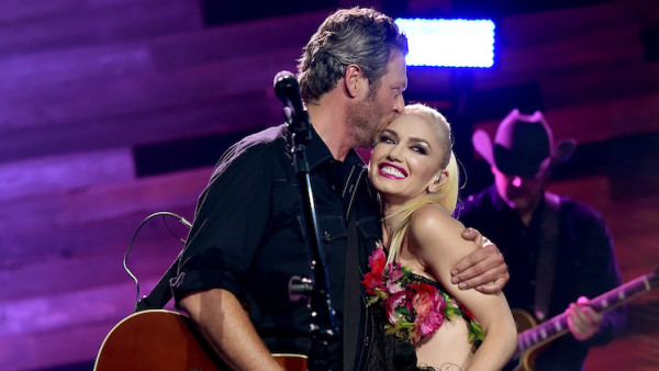 Blake and Gwen kissing at an event