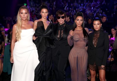 Khloe Kardashian, Kendall Jenner, Kris Jenner, Kim Kardashian, Kourtney Kardashian, Posing, People's Choice Awards, November 11